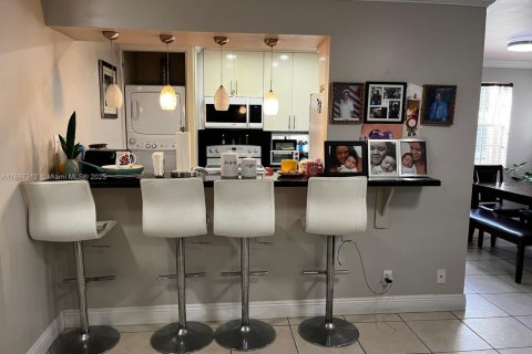 Купить кондоминиум в Пемброк-Пайнс, Флорида 2 спальни, 87.79м2, № 1940899 - фото 6