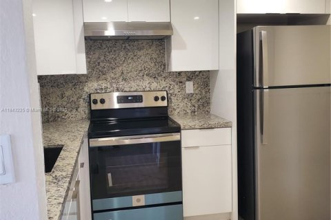Condominio en alquiler en Miami, Florida, 1 dormitorio, 70.61 m2 № 1836827 - foto 4