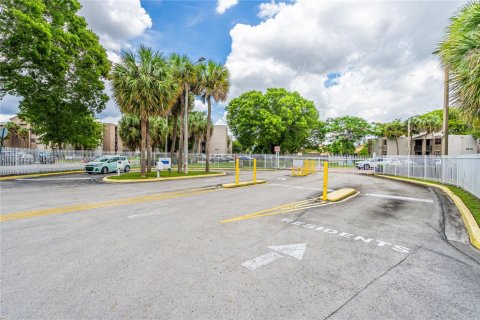 Condominio en alquiler en Miami, Florida, 1 dormitorio, 70.61 m2 № 1836827 - foto 1