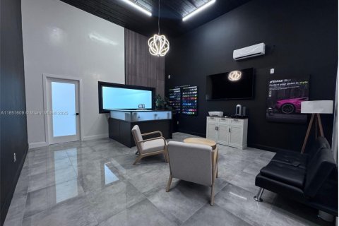 Купить коммерческую недвижимость в Форт-Лодердейл, Флорида № 1978258 - фото 2