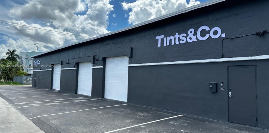 Коммерческая недвижимость в Форт-Лодердейл, Флорида № 1978258