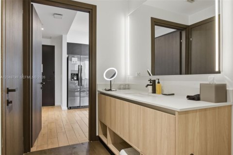 Condo in Miami, Florida, 1 bedroom  № 2252316 - photo 17