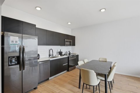 Condo in Miami, Florida, 1 bedroom  № 2252316 - photo 14