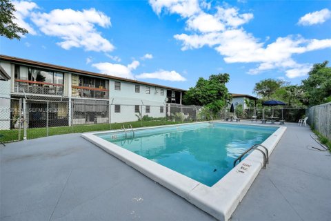 Copropriété à vendre à Hialeah, Floride: 2 chambres, 86.03 m2 № 1995943 - photo 9
