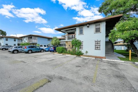 Copropriété à vendre à Hialeah, Floride: 2 chambres, 86.03 m2 № 1995943 - photo 11
