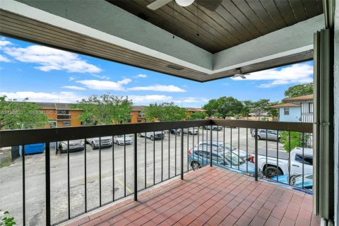 Copropriété à vendre à Hialeah, Floride: 2 chambres, 86.03 m2 № 1995943 - photo 2