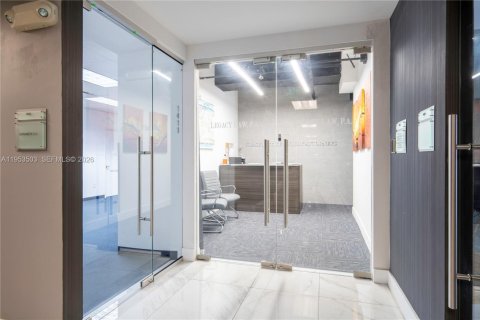 Propiedad comercial en venta en Miami, Florida № 2008024 - foto 12