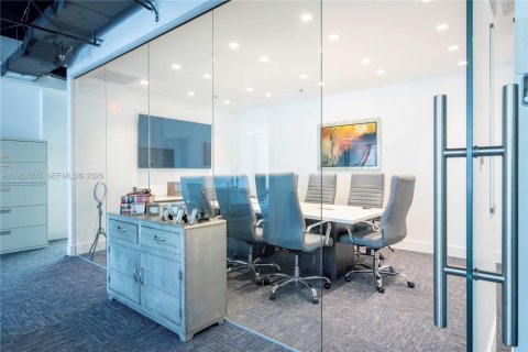 Propiedad comercial en venta en Miami, Florida № 2008024 - foto 3