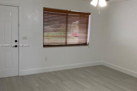 Villa ou maison à louer à Miami, Floride: 3 chambres, 112.04 m2 № 2002816 - photo 3