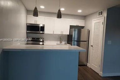 Condo in Hallandale Beach, Florida, 1 bedroom  № 2068972 - photo 10