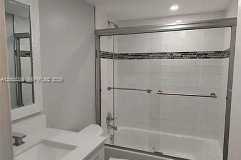 Condo in Hallandale Beach, Florida, 1 bedroom  № 2068972 - photo 9
