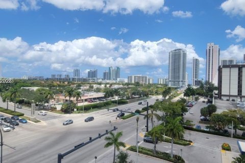 Condo in Hallandale Beach, Florida, 1 bedroom  № 2068972 - photo 3