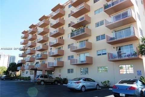 Condo in Hallandale Beach, Florida, 1 bedroom  № 2068972 - photo 4