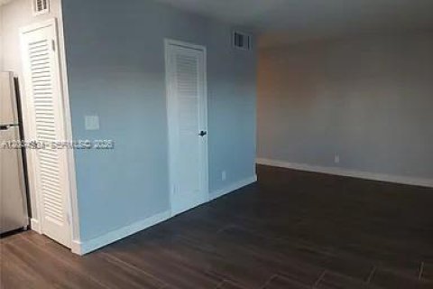 Condo in Hallandale Beach, Florida, 1 bedroom  № 2068972 - photo 11