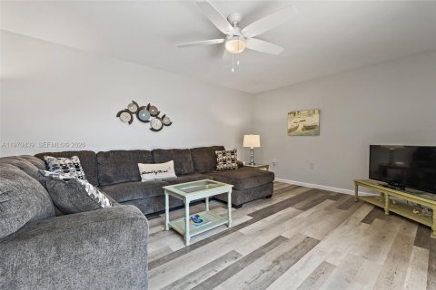 Townhouse in Stuart, Florida 2 bedrooms, 119.66 sq.m. № 2031470 - photo 7