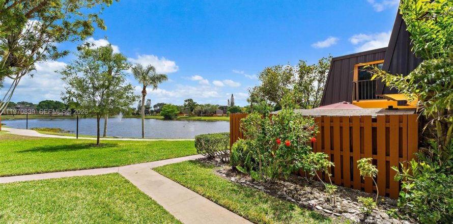 Townhouse in Stuart, Florida 2 bedrooms, 119.66 sq.m. № 2031470