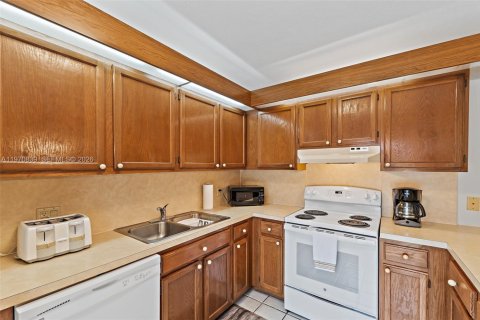 Townhouse in Stuart, Florida 2 bedrooms, 119.66 sq.m. № 2031470 - photo 13