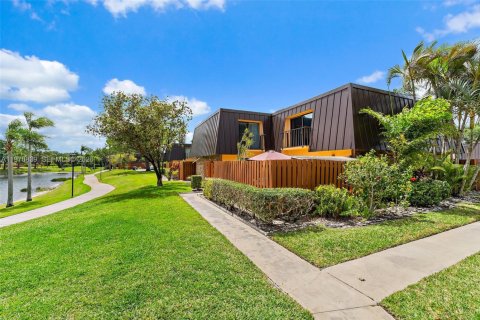 Townhouse in Stuart, Florida 2 bedrooms, 119.66 sq.m. № 2031470 - photo 2