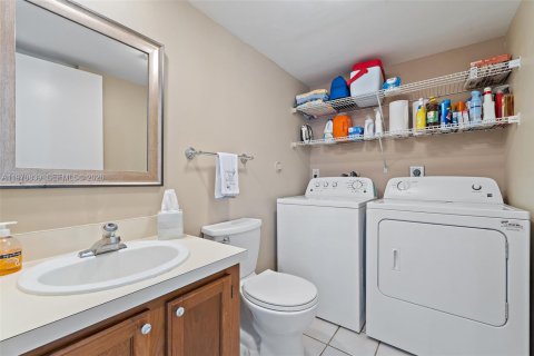 Townhouse in Stuart, Florida 2 bedrooms, 119.66 sq.m. № 2031470 - photo 14