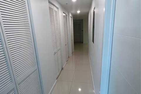 Condo in Doral, Florida, 3 bedrooms  № 2038021 - photo 24