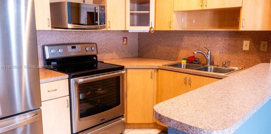 Condominio en Miami, Florida, 2 dormitorios  № 1987681