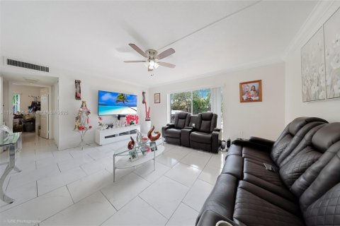 Купить кондоминиум в Хайалиа, Флорида 2 спальни, 72.46м2, № 1966168 - фото 3