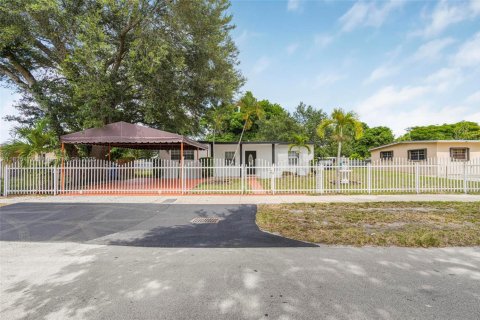 House in Miami Gardens, Florida 3 bedrooms, 113.34 sq.m. № 1951594 - photo 4