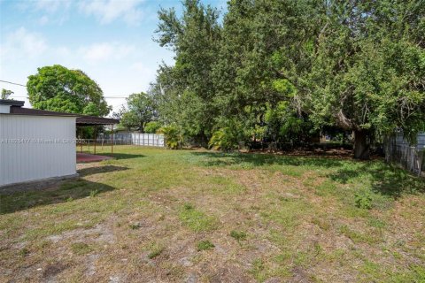 House in Miami Gardens, Florida 3 bedrooms, 113.34 sq.m. № 1951594 - photo 18