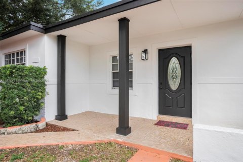 House in Miami Gardens, Florida 3 bedrooms, 113.34 sq.m. № 1951594 - photo 1