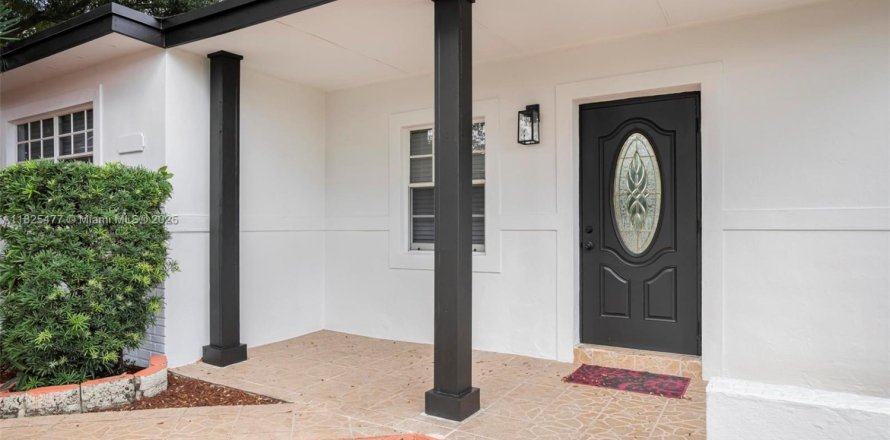 House in Miami Gardens, Florida 3 bedrooms, 113.34 sq.m. № 1951594