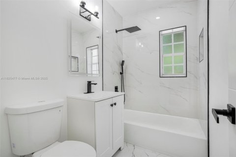 House in Miami Gardens, Florida 3 bedrooms, 113.34 sq.m. № 1951594 - photo 3