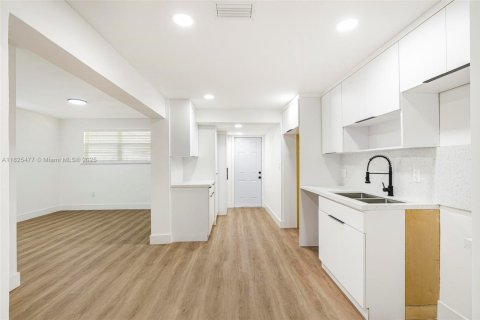 House in Miami Gardens, Florida 3 bedrooms, 113.34 sq.m. № 1951594 - photo 10