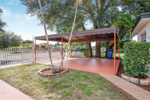 House in Miami Gardens, Florida 3 bedrooms, 113.34 sq.m. № 1951594 - photo 22