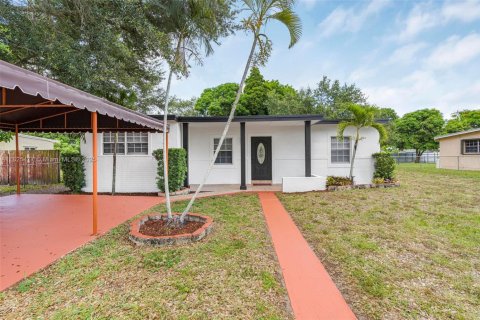 House in Miami Gardens, Florida 3 bedrooms, 113.34 sq.m. № 1951594 - photo 5
