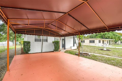 House in Miami Gardens, Florida 3 bedrooms, 113.34 sq.m. № 1951594 - photo 23