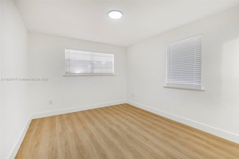 House in Miami Gardens, Florida 3 bedrooms, 113.34 sq.m. № 1951594 - photo 13