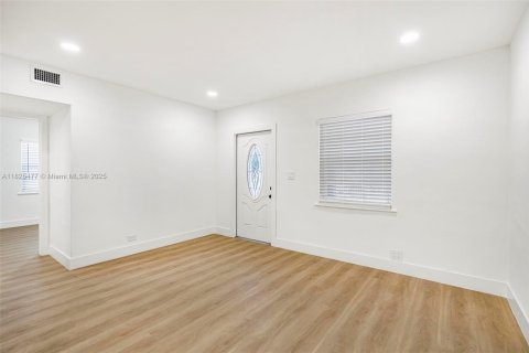 House in Miami Gardens, Florida 3 bedrooms, 113.34 sq.m. № 1951594 - photo 7