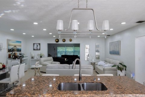 Villa ou maison à vendre à Miami Gardens, Floride: 3 chambres, 161.65 m2 № 1974107 - photo 6