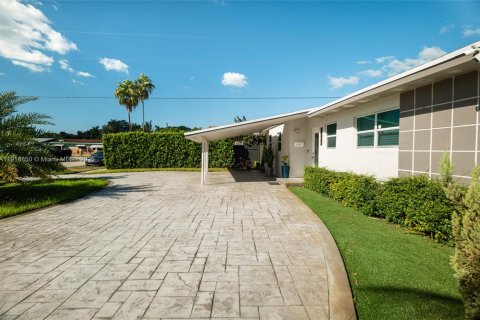 Villa ou maison à vendre à Miami Gardens, Floride: 3 chambres, 161.65 m2 № 1974107 - photo 4