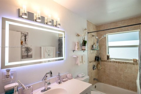 Villa ou maison à vendre à Miami Gardens, Floride: 3 chambres, 161.65 m2 № 1974107 - photo 20