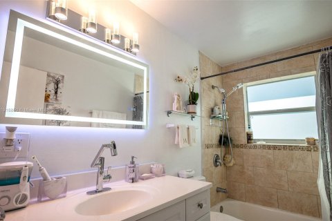 Villa ou maison à vendre à Miami Gardens, Floride: 3 chambres, 161.65 m2 № 1974107 - photo 21