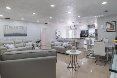 Villa ou maison à vendre à Miami Gardens, Floride: 3 chambres, 161.65 m2 № 1974107 - photo 16