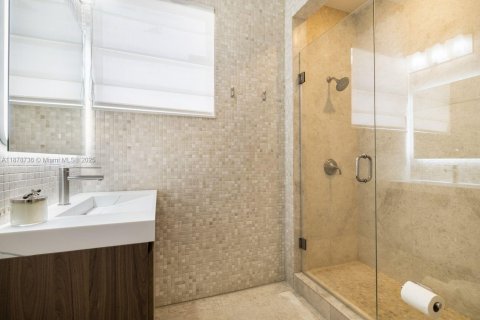 House in Miami, Florida 4 bedrooms, 413.88 sq.m. № 1927660 - photo 25