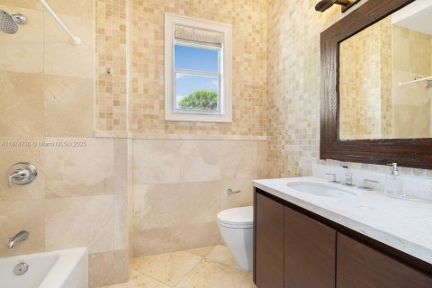 House in Miami, Florida 4 bedrooms, 413.88 sq.m. № 1927660 - photo 27