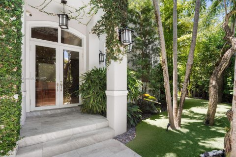 House in Miami, Florida 4 bedrooms, 413.88 sq.m. № 1927660 - photo 20