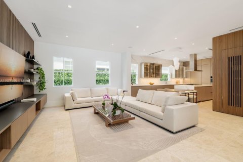 House in Miami, Florida 4 bedrooms, 413.88 sq.m. № 1927660 - photo 9