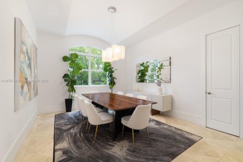 House in Miami, Florida 4 bedrooms, 413.88 sq.m. № 1927660 - photo 6