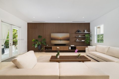 House in Miami, Florida 4 bedrooms, 413.88 sq.m. № 1927660 - photo 8