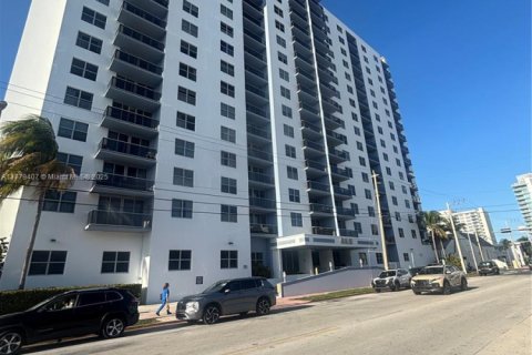 Condo in Miami Beach, Florida, 1 bedroom  № 1868742 - photo 1