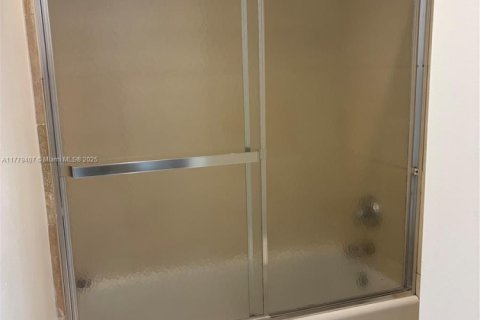Condo in Miami Beach, Florida, 1 bedroom  № 1868742 - photo 13